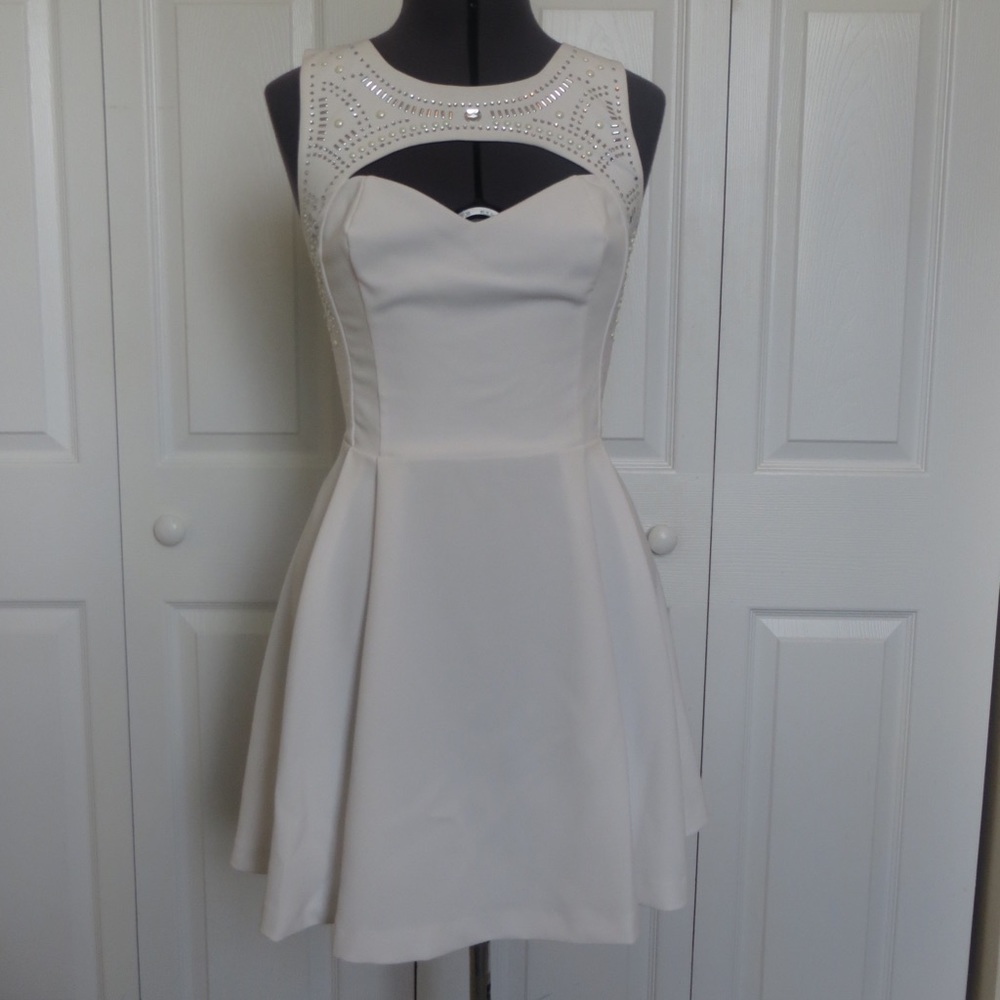 Elegant White Sleeveless Dress